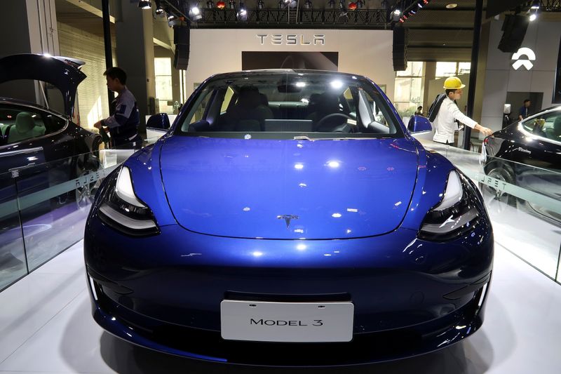 © Reuters. FILE PHOTO: China-made Tesla Model 3 electric vehicle is seen ahead of the Guangzhou auto show in Guangzhou