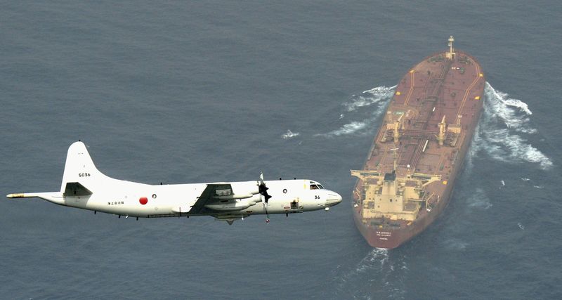 © Reuters. A Japan Maritime Self-Defense Force's P3-C Orion surveillance aircraft flies over an oil tanker as the plane takes part in an anti-piracy operation at the Gulf of Aden, off Somalia