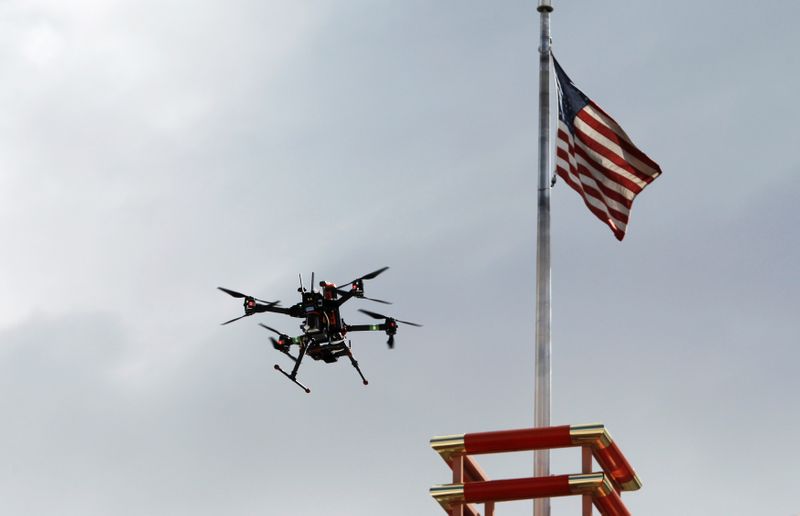 © Reuters. FOTO DE ARCHIVO:  Un drone volando cerca de una bandera de EEUU en Reno, Nevada