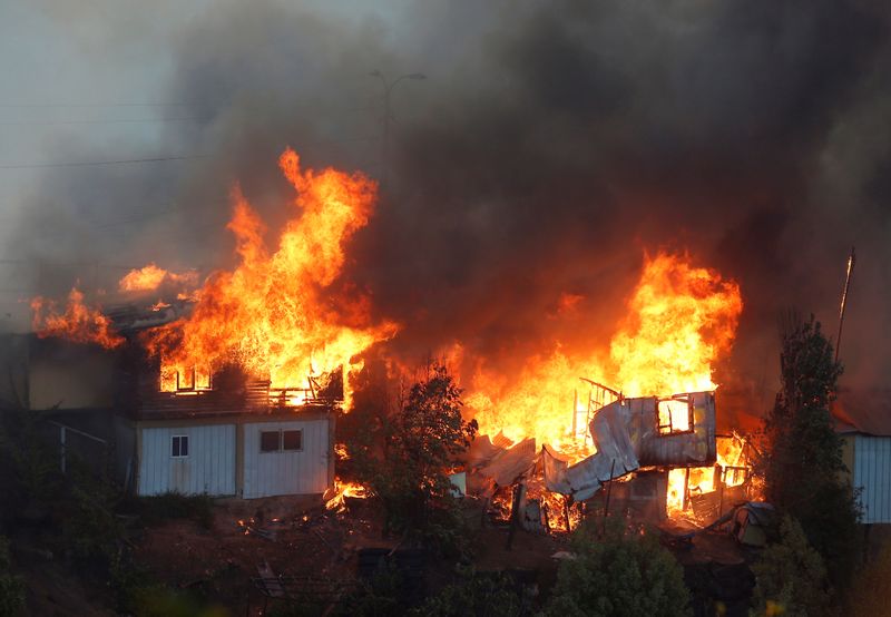 Un incendio en la ciudad chilena de Valparaíso arrasa más de 200 viviendas