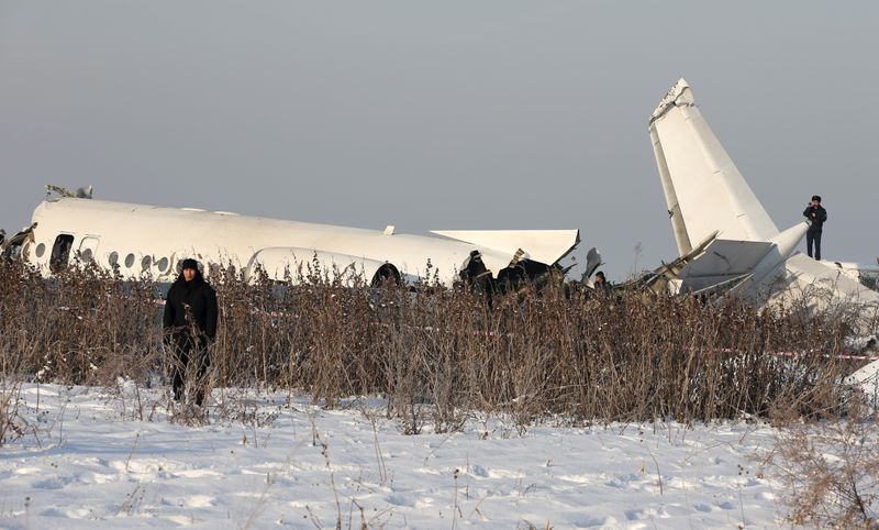 © Reuters. カザフのアルマトイ付近で旅客機が墜落、12人死亡　約100人搭乗