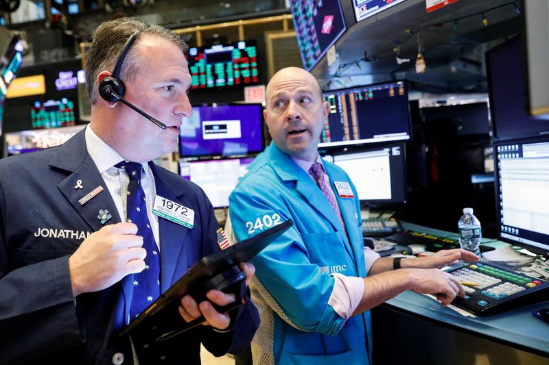 © Reuters. Traders work on the floor at the NYSE in New York