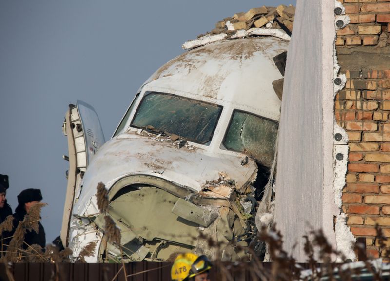 © Reuters. Equipes de emergência no local de queda de avião que atingiu casa perto de Almaty, no Cazaquistão