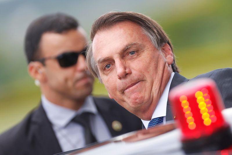 Bolsonaro sanciona lei que extingue prisão disciplinar para PMs e bombeiros
