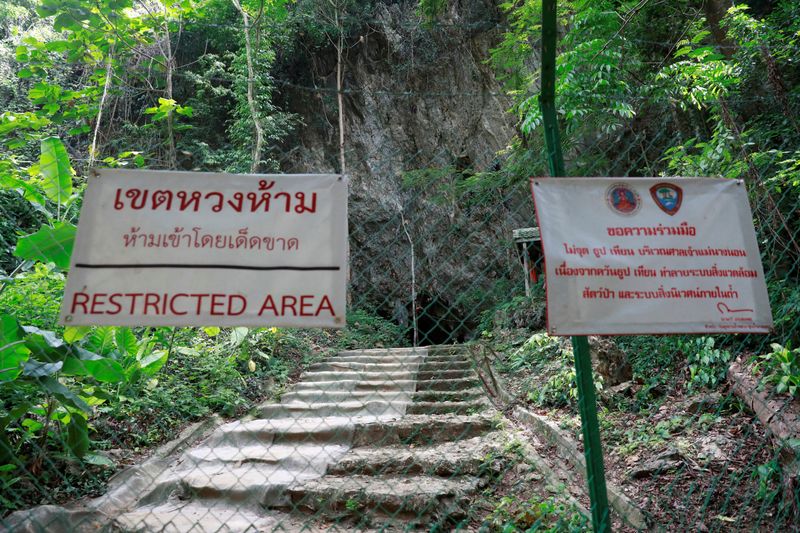 Mergulhador da Marinha tailandesa morre 1 ano após resgate em caverna