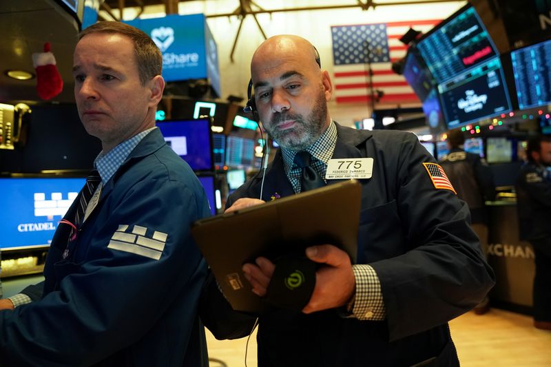 Nasdaq encerra sequência de altas, mas Dow Jones crava novo recorde