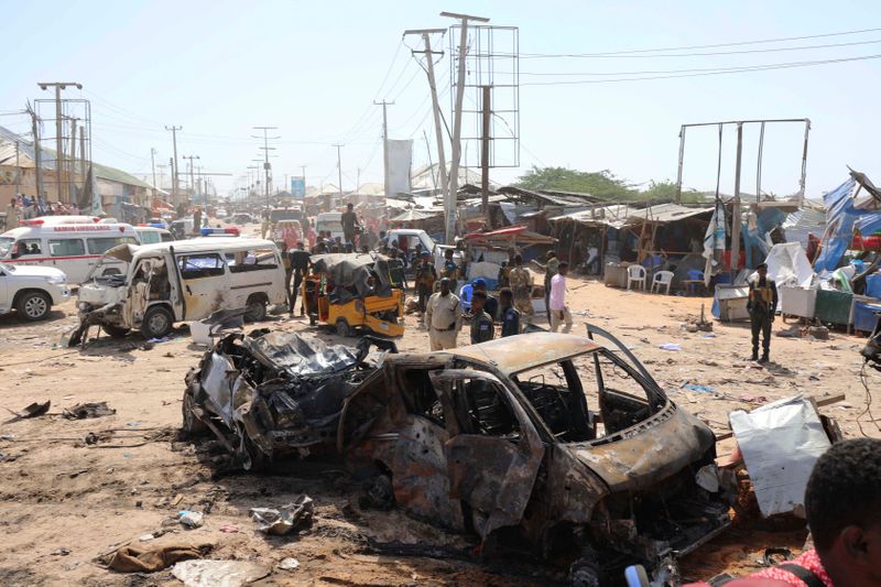 © Reuters. Una vista general muestra la escena de la explosión de un coche bomba en un puesto de control en Mogadiscio, Somalia