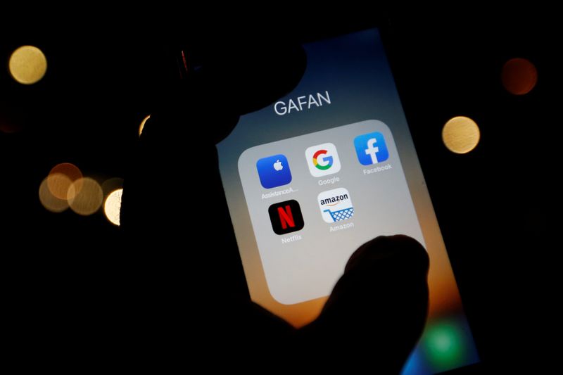 © Reuters. Los logotipos de las aplicaciones móviles, Google, Amazon, Facebook, Apple y Netflix, se muestran en una pantalla en esta foto ilustrativa tomada el 3 de diciembre de 2019