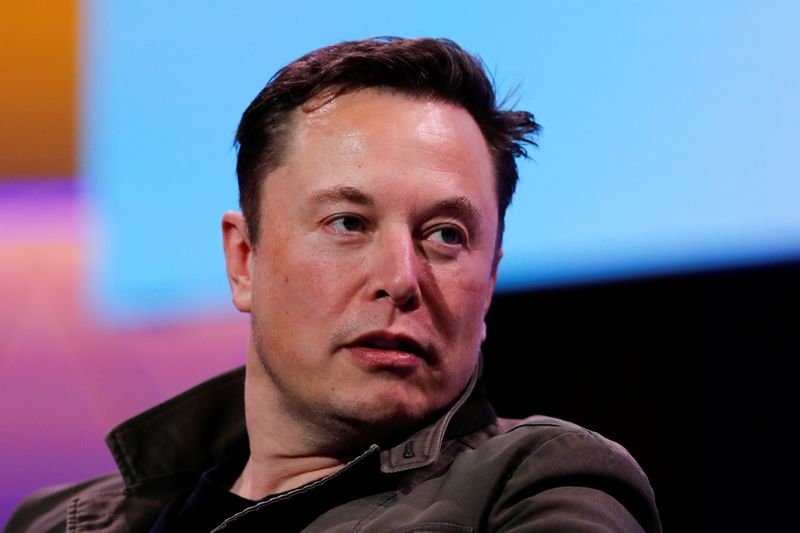 © Reuters. FILE PHOTO - SpaceX owner and Tesla CEO Elon Musk speaks at the E3 gaming convention in Los Angeles