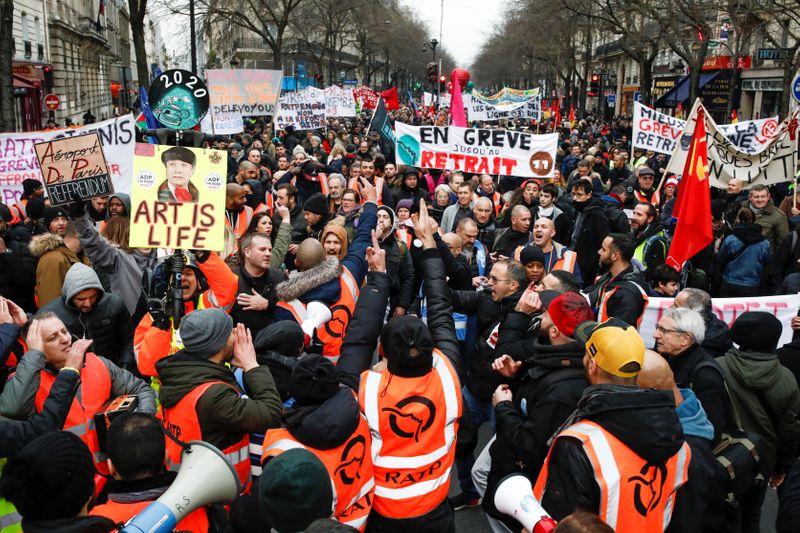 Enfrentamientos en París mientras marchan los manifestantes por las pensiones y los &quot;chalecos amarillos&quot;