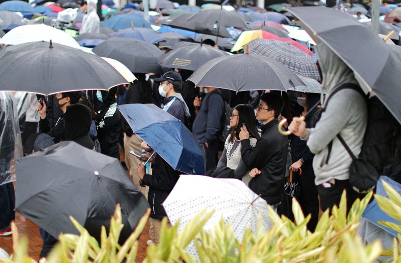 أكثر من ألف يتظاهرون تحت المطر الغزير في هونج كونج