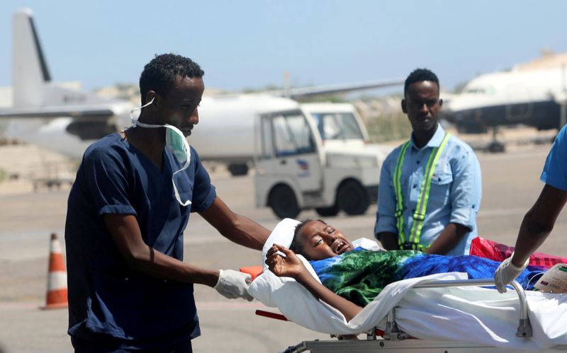 © Reuters. تركيا تجلي مصابين من الصومال بعد انفجار مقديشو