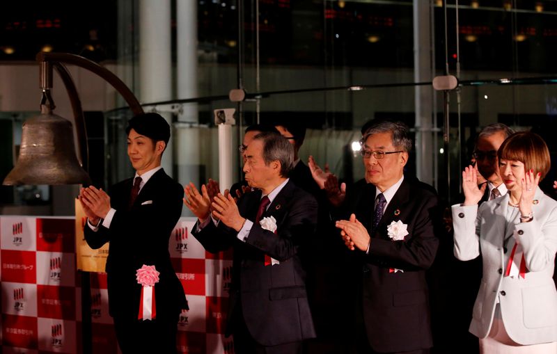 © Reuters. 東証で大納会行われる、日経平均の2019年上場率は18.19％