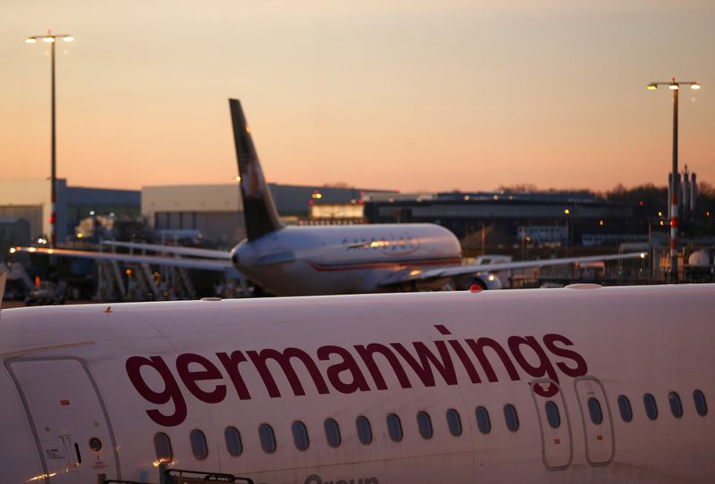 © Reuters. Airbus A319 aircraft of German airline Germanwings is pictured at the Cologne-Bonn airport