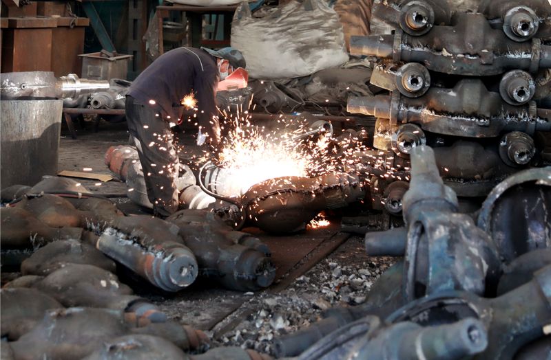 © Reuters. Worker welds automobile parts at a workshop manufacturing automobile accessories in Huaibei, Anhui