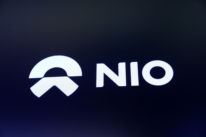 © Reuters. FILE PHOTO:  Chinese electric vehicle start-up Nio Inc. company logo is on display on its initial public offering (IPO) day at the NYSE in New York