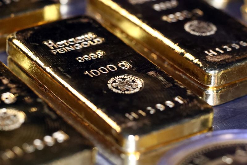 Золото достигло пика за 2 месяца на фоне слабого доллара, авиаударов США