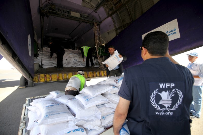 © Reuters. قصف مستودعات بميناء الحديدة اليمني يوقف طحن برنامج الأغذية العالمي للحبوب