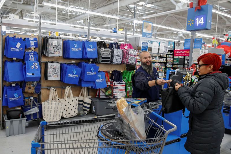 © Reuters. Consumidora em unidade do Walmart em Chicago, EUA
