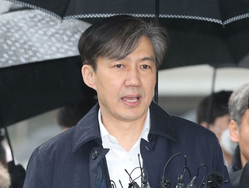 © Reuters. Former South Korean Justice Minister Cho Kuk arrives at a court to attend a hearing for reviewing the prosecution's detention warrant in Seoul