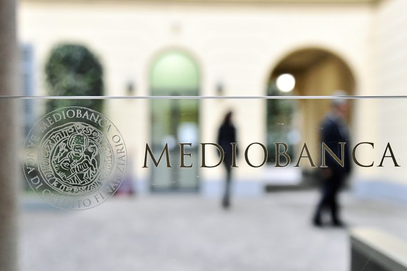 © Reuters. Il logo Mediobanca su una vetrata presso gli uffici di Milano