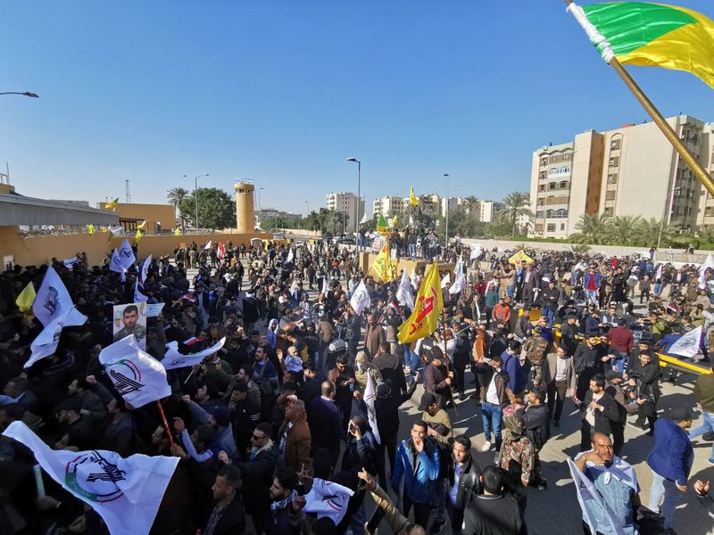 © Reuters. الأمن العراقي يطلق الغاز المسيل للدموع لتفريق محتجين أمام السفارة الأمريكية