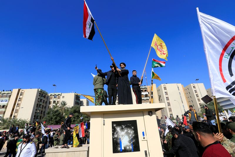 حراس السفارة الأمريكية ببغداد يطلقون قنابل الصوت على المحتجين خارجها