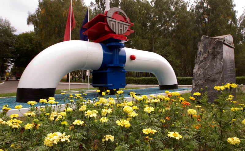 © Reuters. FILE PHOTO: Model of a pipeline is seen at the main entrance to the Gomel Transneft oil pumping station near Mozyr