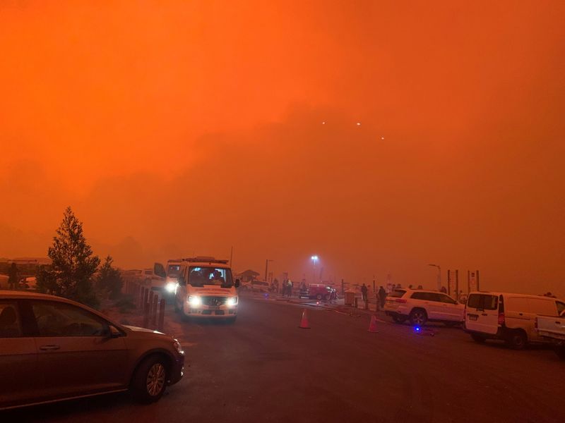 © Reuters. The sky glows red as bushfires continue to rage in Mallacoota, Victoria, Australia