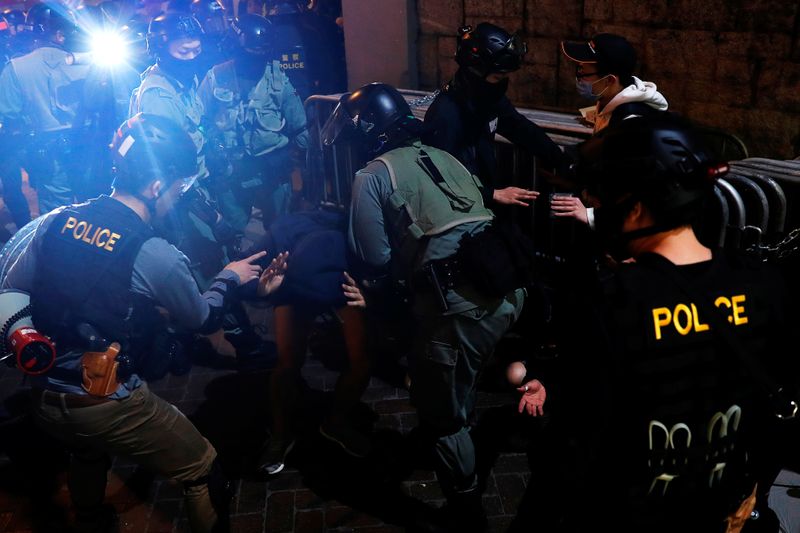 © Reuters. Riot police officers disperse anti-government protesters during a demonstration on New Year's Eve outside Mong Kok police station in Hong Kong