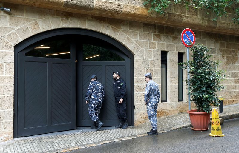 © Reuters. غصن يفر إلى لبنان ويقول إنه لن يكون "رهينة" للنظام القضائي الياباني