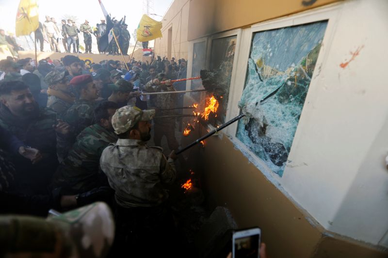 © Reuters. デモ隊がイラク米大使館襲撃、空爆に抗議　米大統領はイラン非難