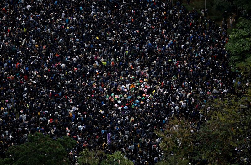 © Reuters. عشرات الآلاف يشاركون في احتجاجات في أول أيام العام الجديد في هونج كونج