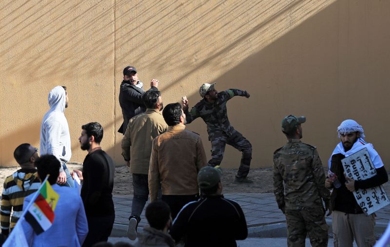 © Reuters. بيان: الحشد الشعبي يدعو أنصاره للانسحاب من محيط السفارة الأمريكية في بغداد