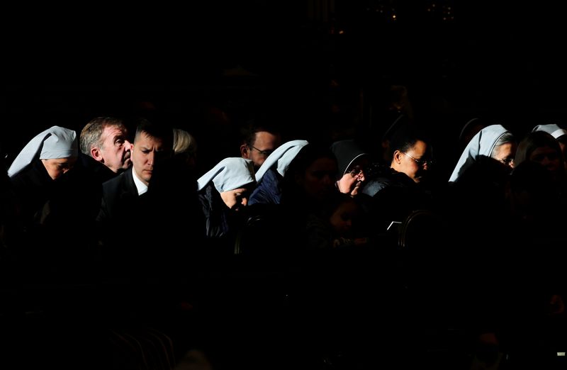 © Reuters. Monjas rezan durante una misa que celebra el Día Mundial de la Paz en la Basílica de San Pedro en el Vaticano.