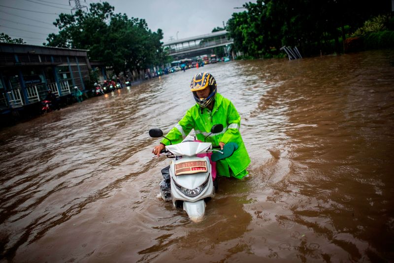 مقتل 9 ونزوح الآلاف بسبب السيول في العاصمة الإندونيسية
