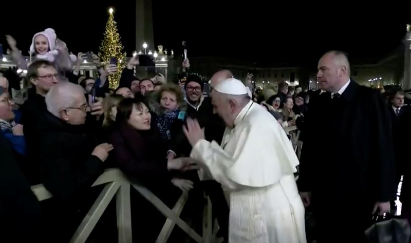 Papa pede desculpas por &quot;mau exemplo&quot; de tapa no braço de peregrina que o puxou