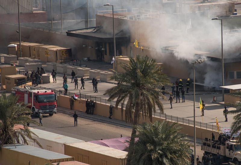 © Reuters. Bomberos iraquíes extinguen un incendio en las puertas del complejo de la embajada de Estados Unidos en Bagdad
