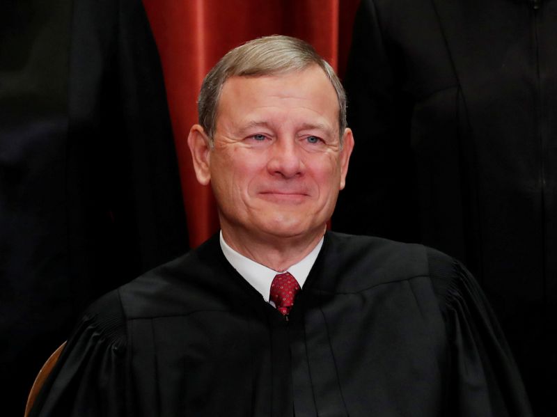 © Reuters. FILE PHOTO: U.S. Supreme Court Chief Justice John Roberts poses during group portrait at the Supreme Court in Washington