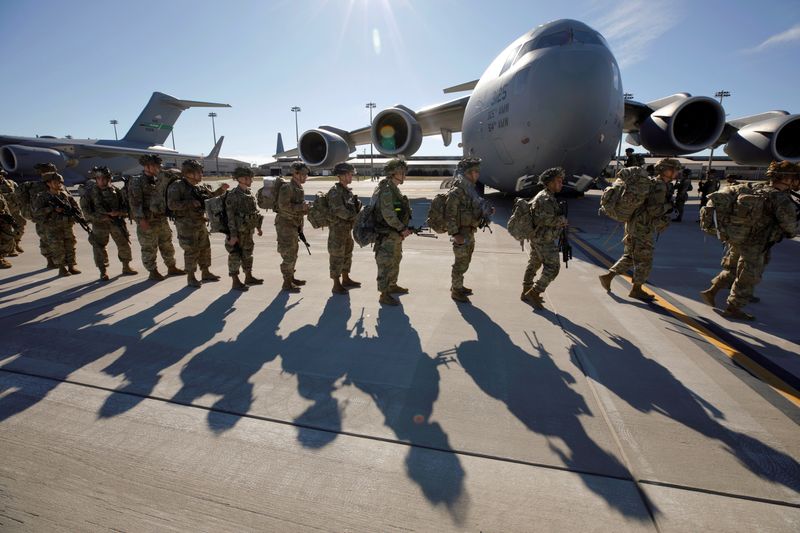 © Reuters. U.S. Army paratroopers of an immediate reaction force from the 82nd Airborne Division leave Fort Bragg