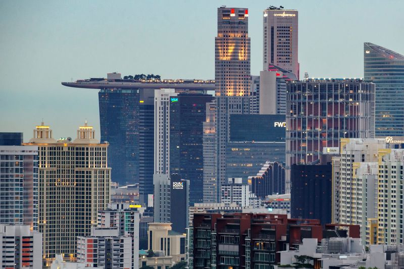 © Reuters. FILE PHOTO: An aerial view shows commercial and residential buildings in central Singapore