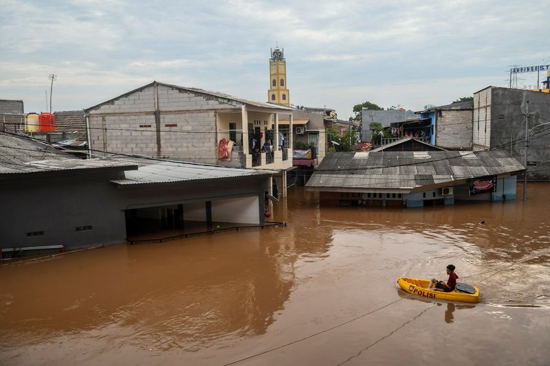 ارتفاع ضحايا الفيضانات في العاصمة الإندونيسية إلى 21 قتيلا