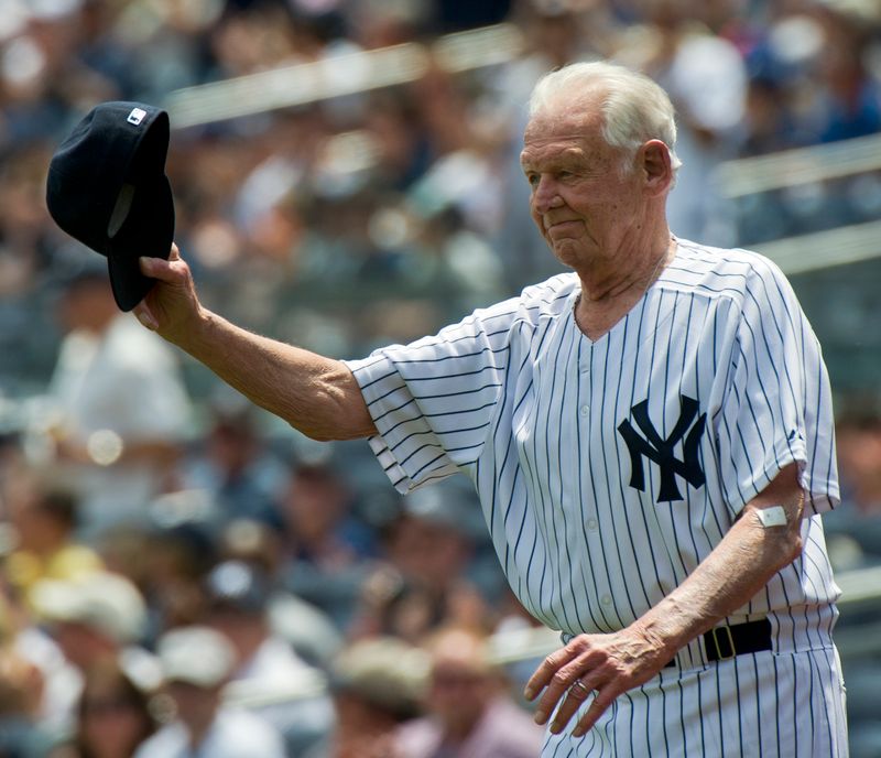 © Reuters. Former New York Yankees pitcher Don Larsen tips his cap during introductions for the 65th Old Timers' Day game in New York