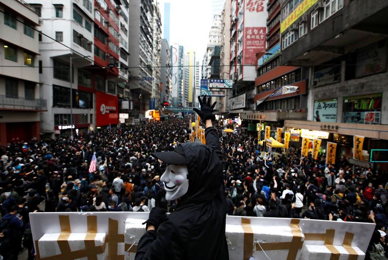 香港、元旦のデモで約400人逮捕　警察と衝突