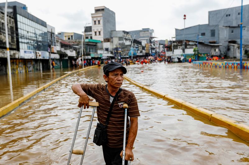 Aumenta el número de muertes por inundaciones en Yakarta y miles son evacuados