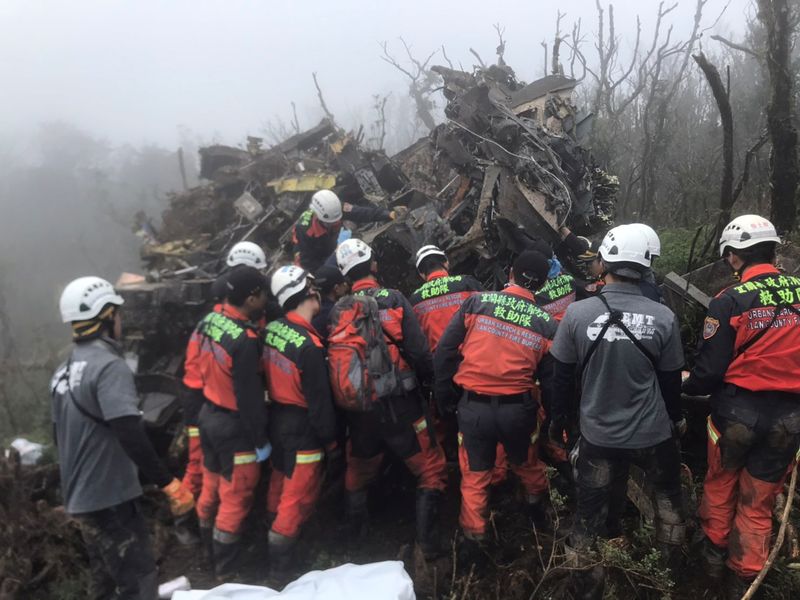 台湾軍ヘリが不時着に失敗、参謀総長ら8人死亡