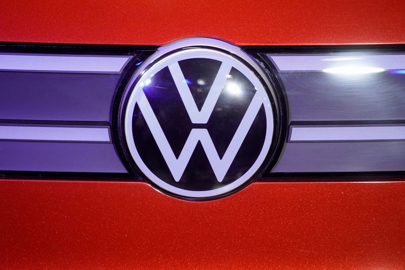 © Reuters. A Volkswagen logo is seen at a construction completion event of SAIC Volkswagen MEB electric vehicle plant in Shanghai