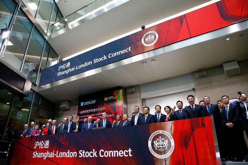 © Reuters. Il Cancelliere dello Scacchiere britannico Philip Hammond e il vice premier cinese Hu Chunhua all'apertura dei mercati alla  London Stock Exchange a Londra, Gran Bretagna.