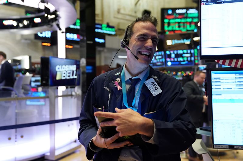 © Reuters. A trader works at the New York Stock Exchange