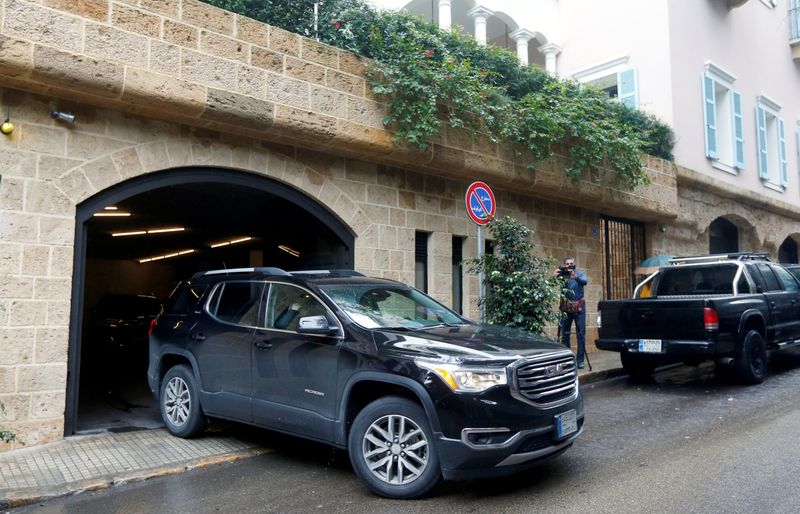 © Reuters. Mulher que seria Carole Ghosn, esposa de Carlos Ghosn, deixa casa em Beirute dentro de um carro